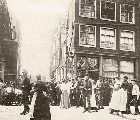 <Image:machtsvertoon_in_1911_op_het_amsterdamse_kattenburg_een_berucht_rood_nest>